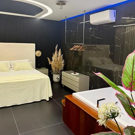 2000 Hotel