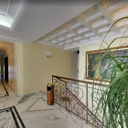 2000 Hotel